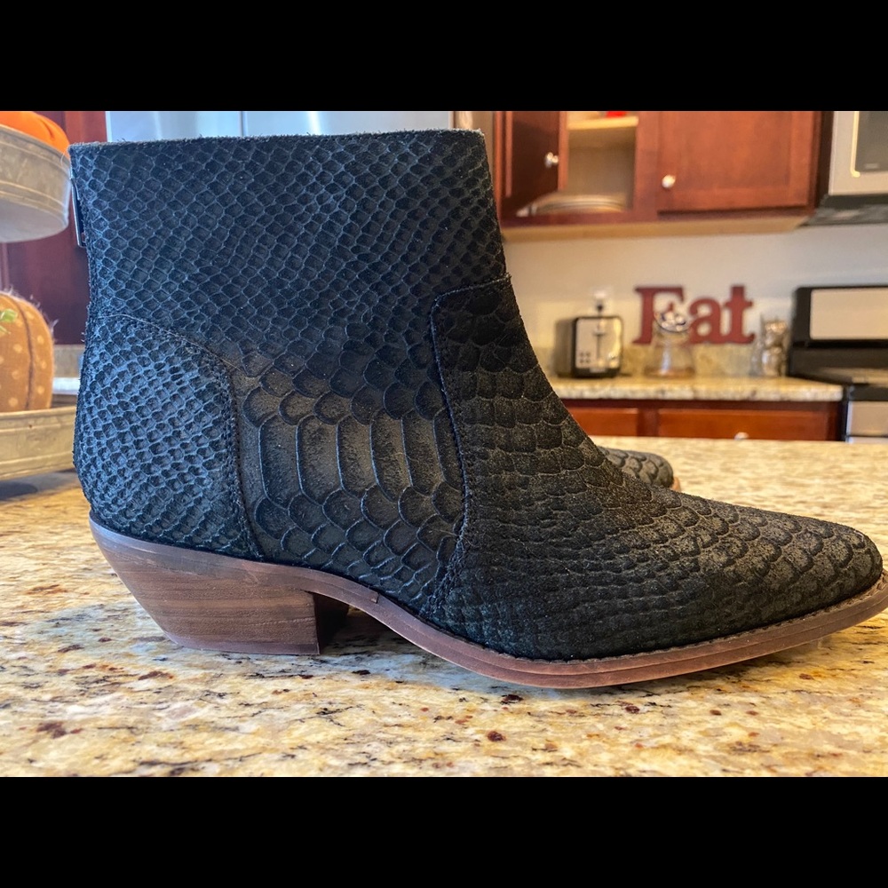 Black leather bootie